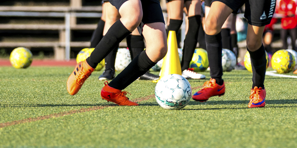 Fotbollsspel på konstgräsplan